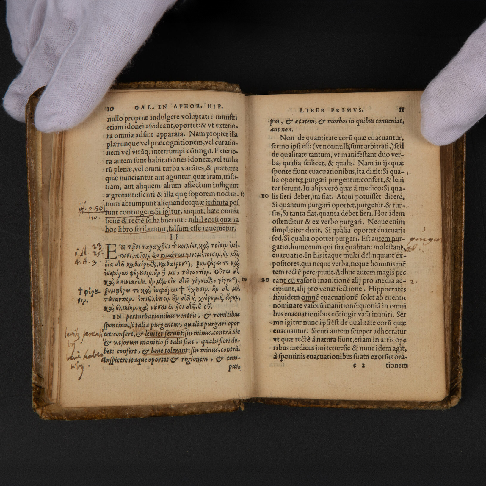 Åpen bok med håndskrevne detaljer